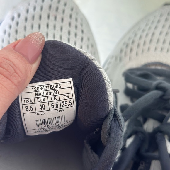 Brooks Men's Black and Gray Athletic Shoes - Picture 5 of 6